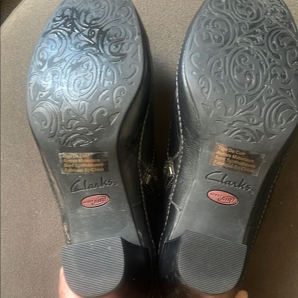 Clarks Artisan Black Leather Heels with Button Accent Women's 8 Cobbler Style - Picture 9 of 9